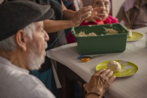 Terapia ocupacional en el hogar geriátrico
