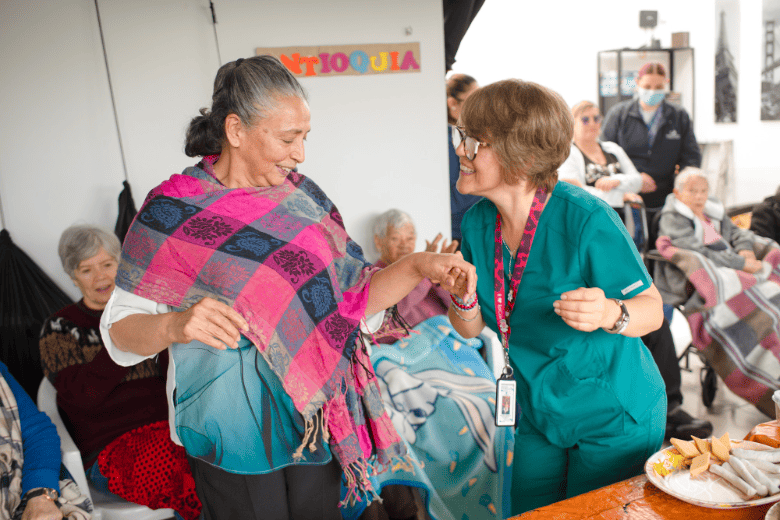 Adulto mayor recibiendo chequeo médico preventivo para mantener su salud.